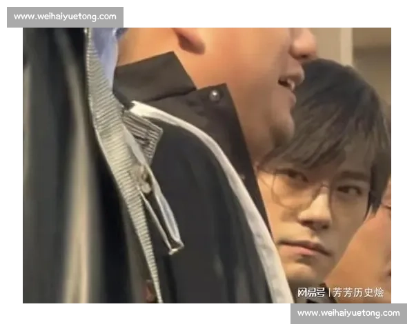 千玺的毕业礼迟到三年:穿学士服赴宴,终于圆满